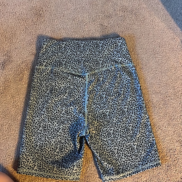 PERSIT Women's High Waist Print Workout Yoga Shorts with 2 Hidden Pockets - Picture 2 of 4